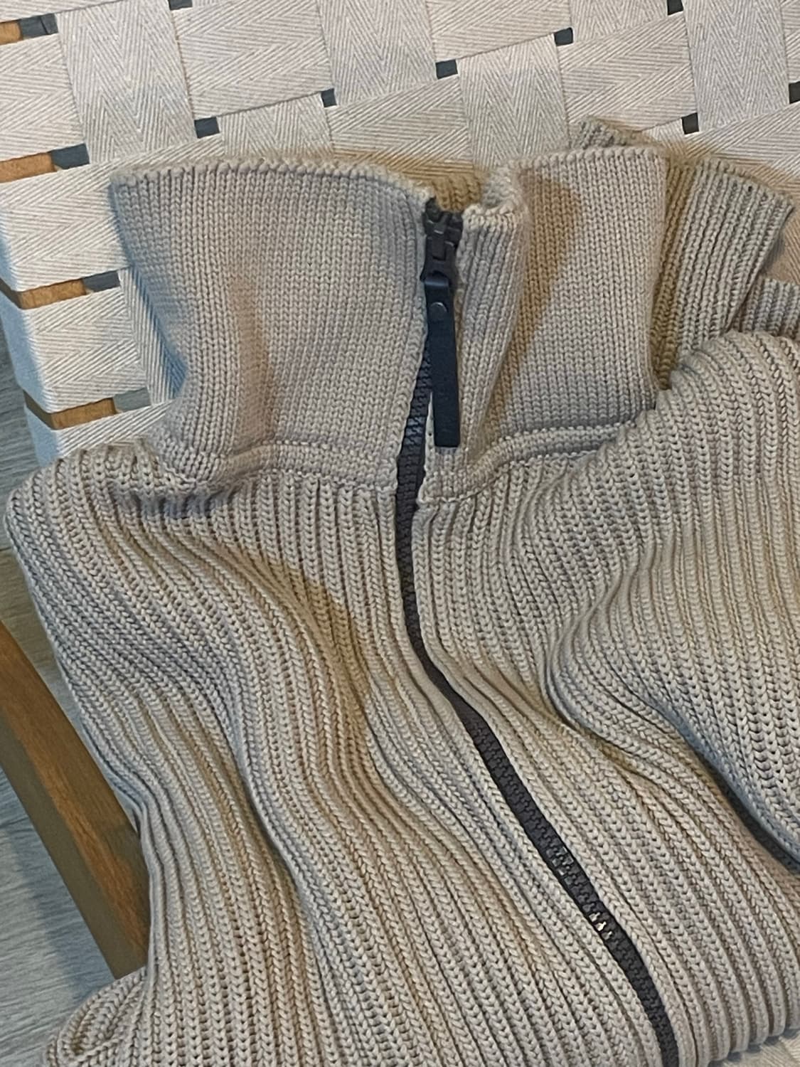 아크네 스튜디오 니트집업 가디건 자켓 팝니다.(방탄 뷔 착용) 상품이미지3