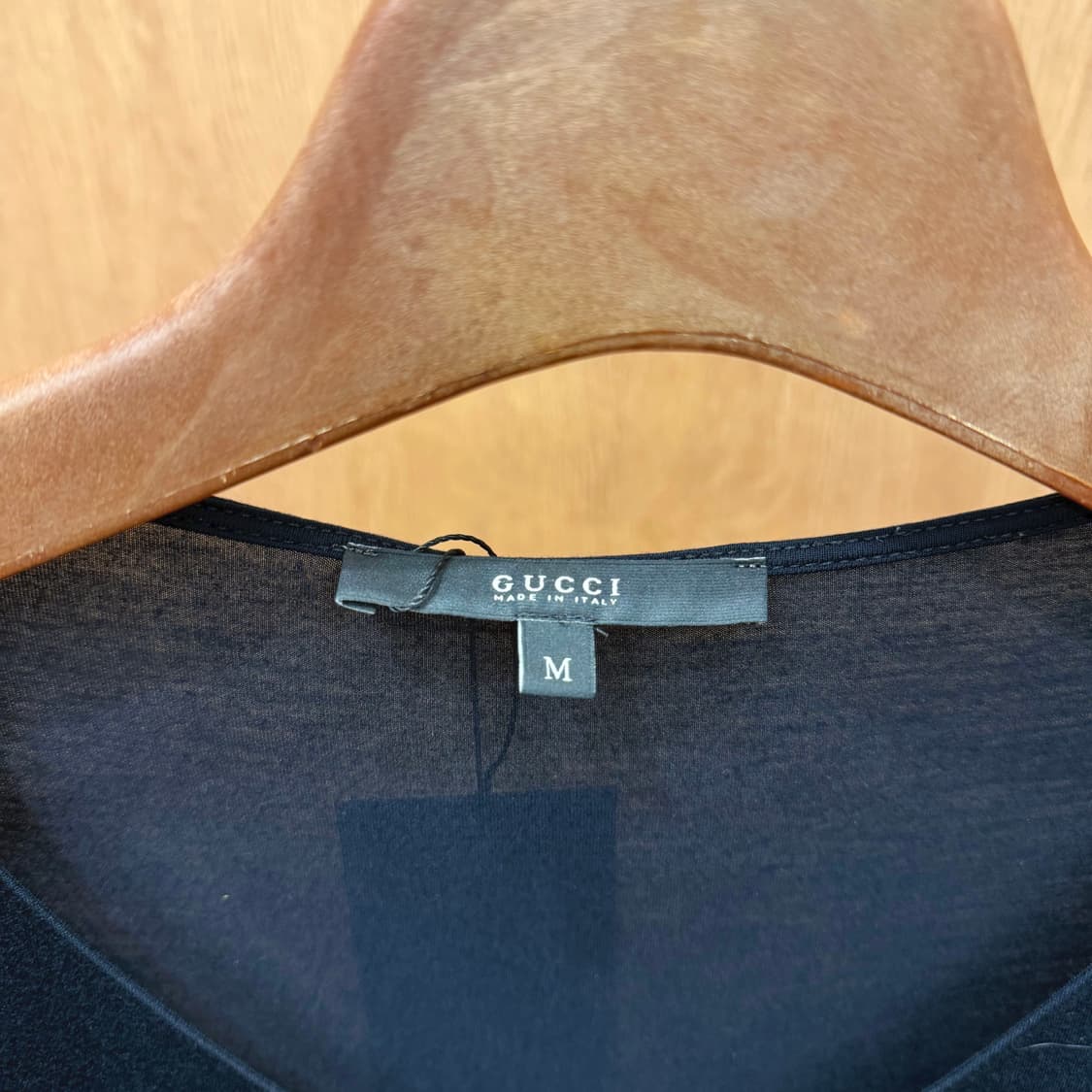 구찌 롱슬리브 티셔츠 리본 골드 로고 브이넥 디테일 슬림핏 블랙 상품이미지8