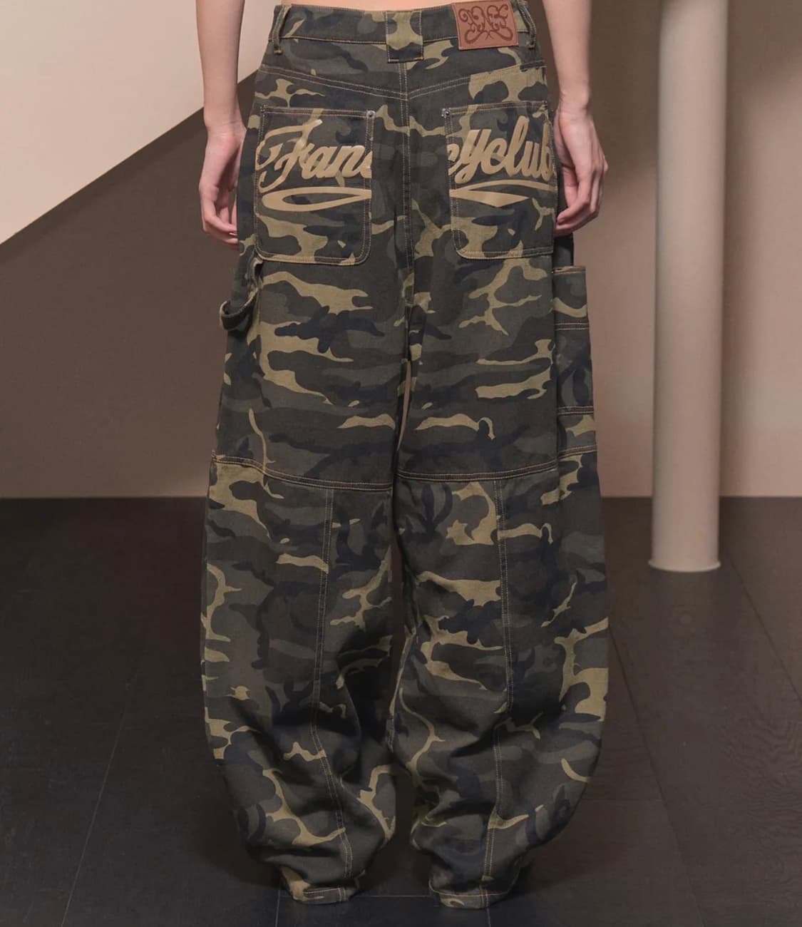 네스티팬시클럽 카펜더 레터링 데님 팬츠 카키 카모  상품이미지1