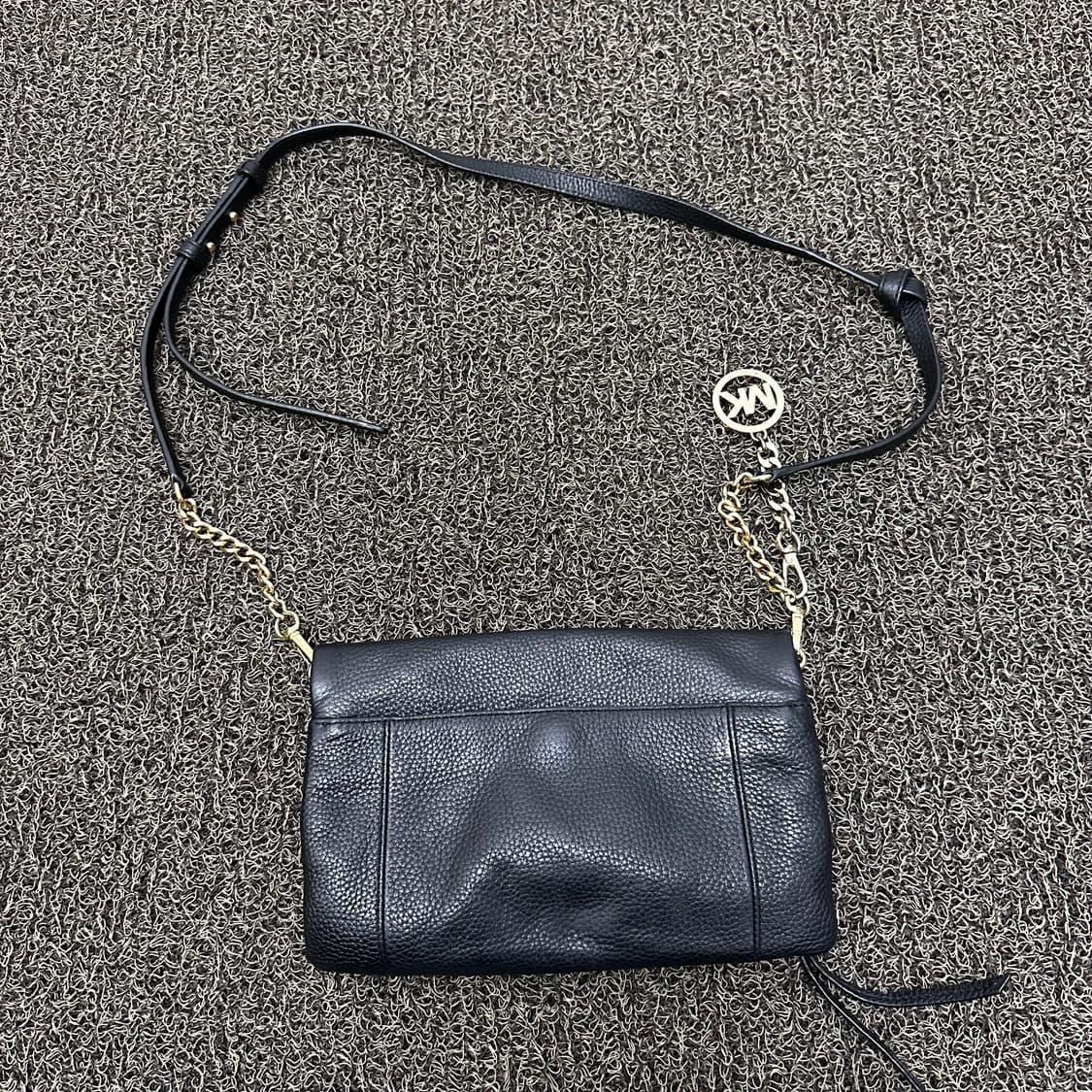 마이클코어스 여성 크로스백 가죽 가방 블랙 상품이미지5