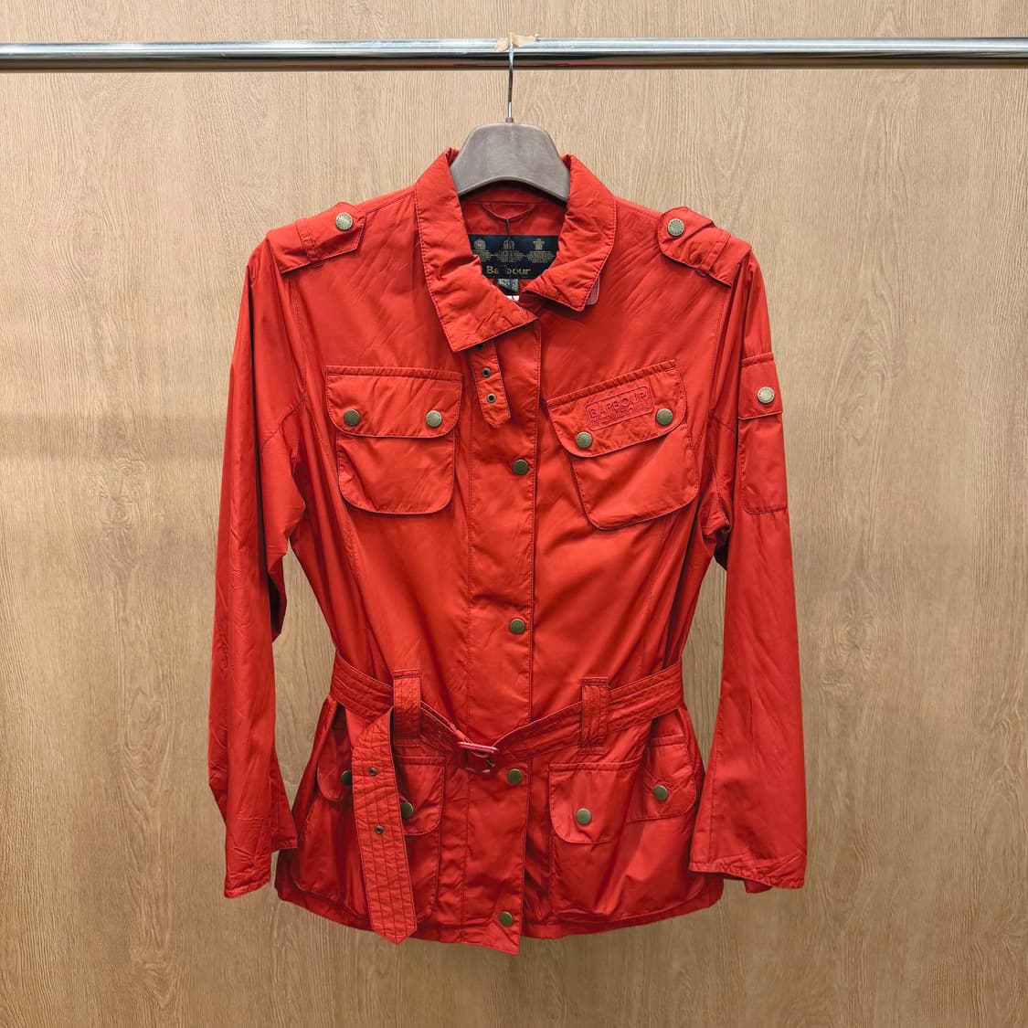 바버 필드 자켓 어깨 견장 벨트 스트랩 플랩 포켓 디테일 레귤러핏 레드 상품이미지2