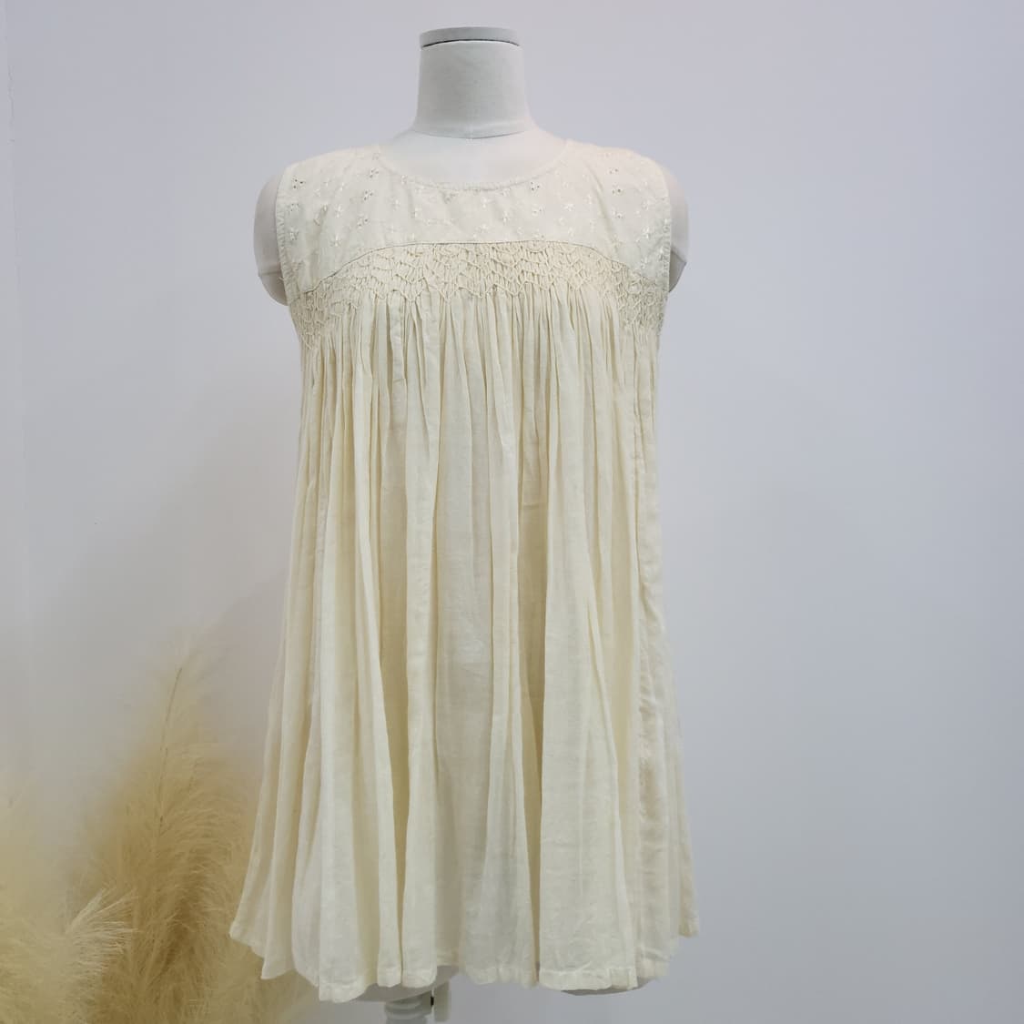 아이보리 레이온 스모크 자수 슬리브리스 블라우스 상품이미지3