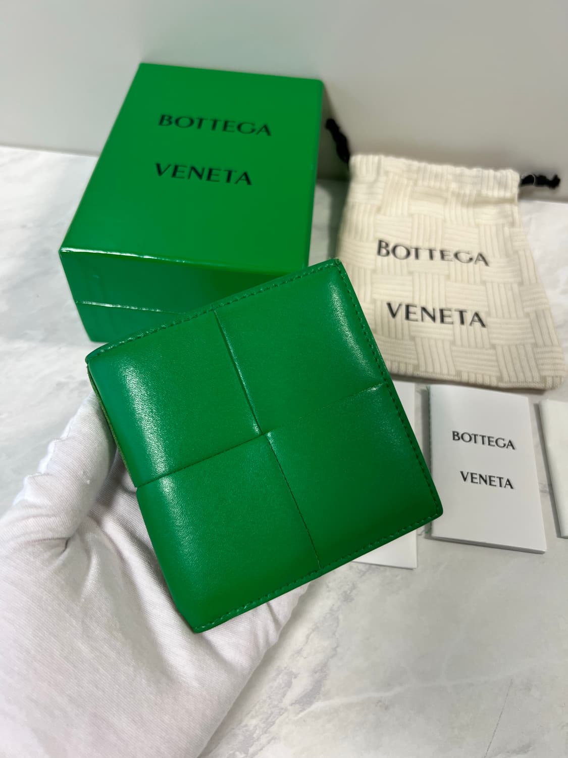 보테가베네타 슬림 폴더형 지갑 패러킷 상품이미지1