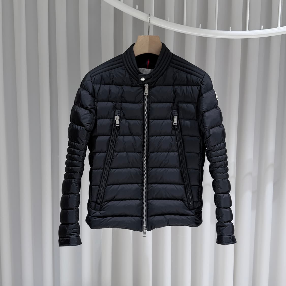 (A+/2) / 몽클레어 아미오 쇼트 다운 패딩 자켓 블랙 상품이미지1