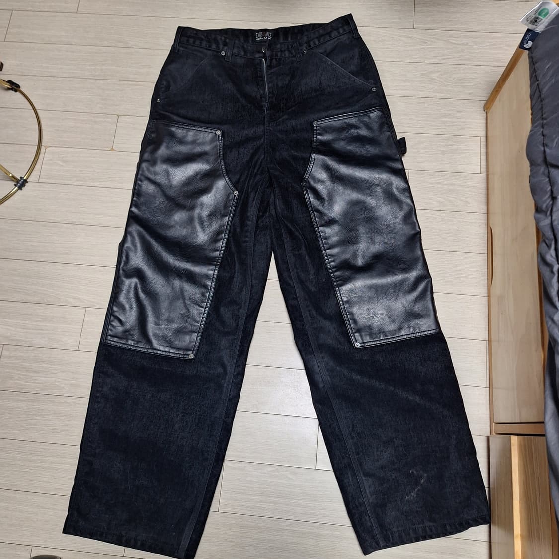 1)에모스탠스클럽 벨벳 레더 패널 배기 카팬터 진 블랙 상품이미지2