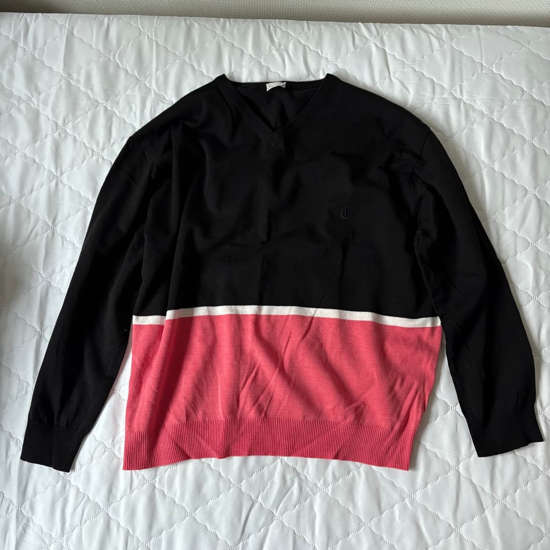Chancechance - Black And Pink V-Neck 상품이미지1
