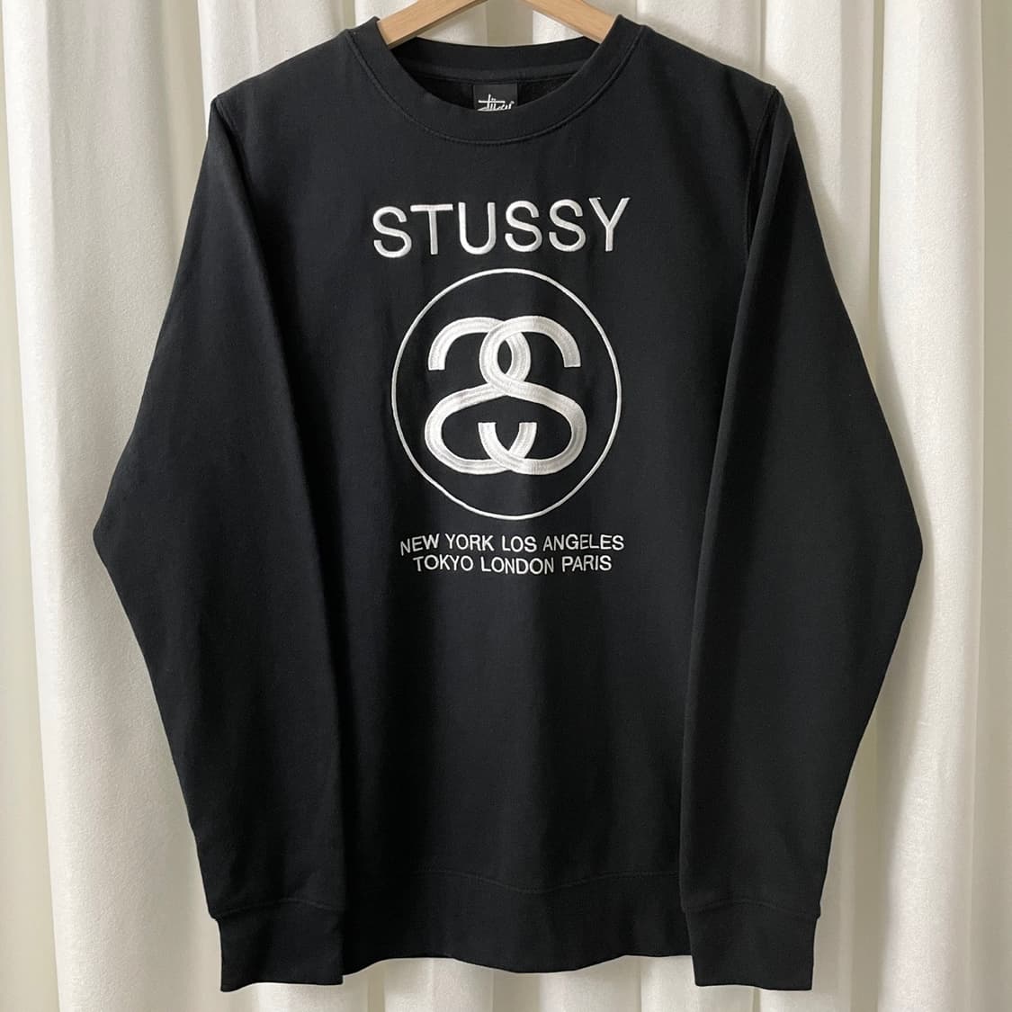 스투시 블랙 월드투어 빅로고 맨투맨  상품이미지2