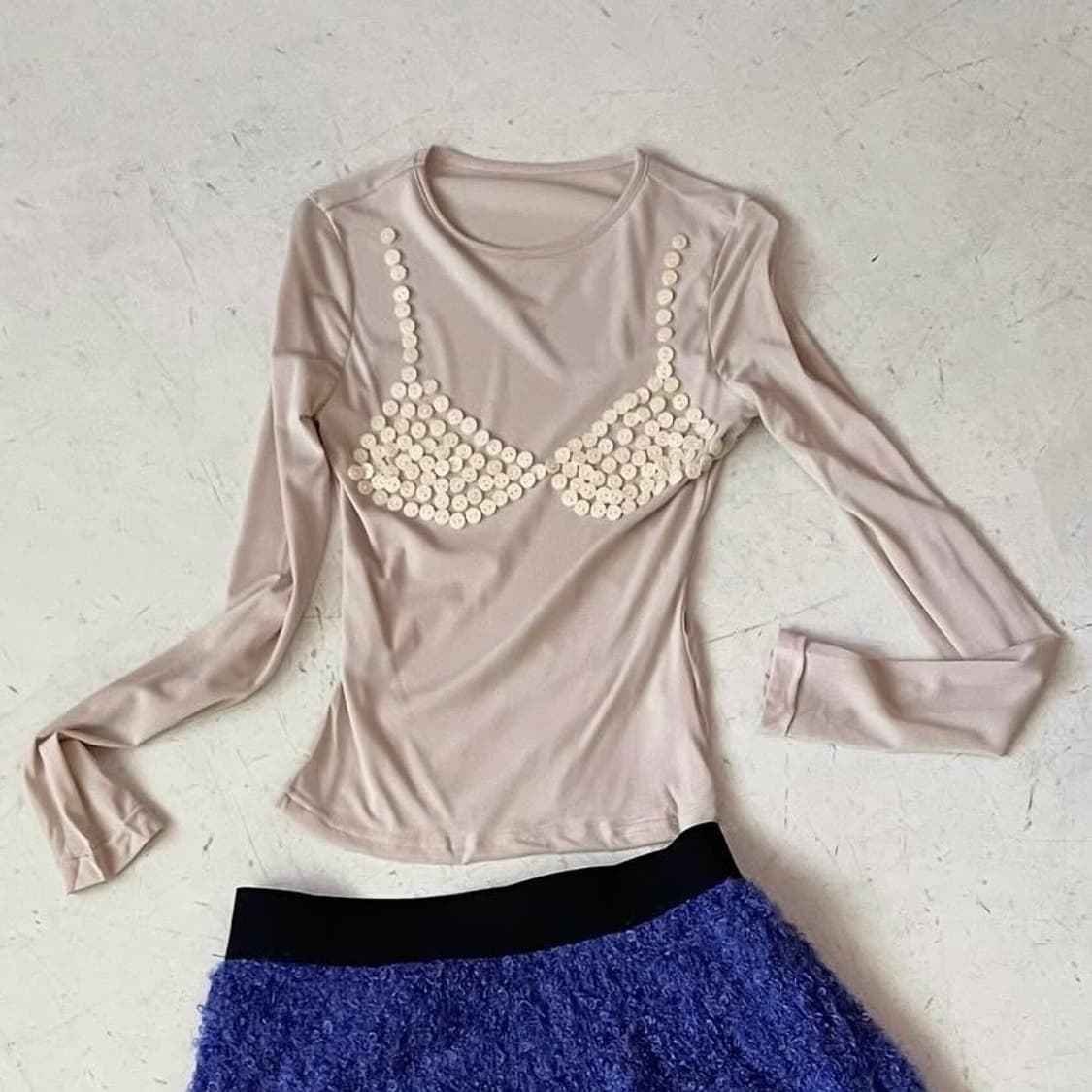 Beige button bralette crew neck top 상품이미지1