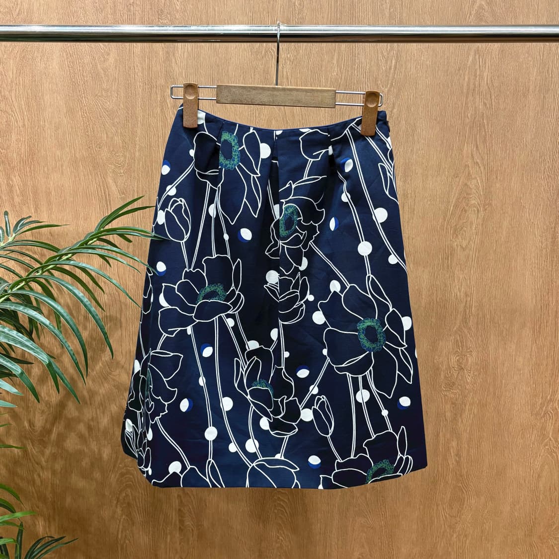 맥퀸토시 필로소피 미디 스커트 플로럴 패턴 디테일 플레어핏 다크 네이비 상품이미지1