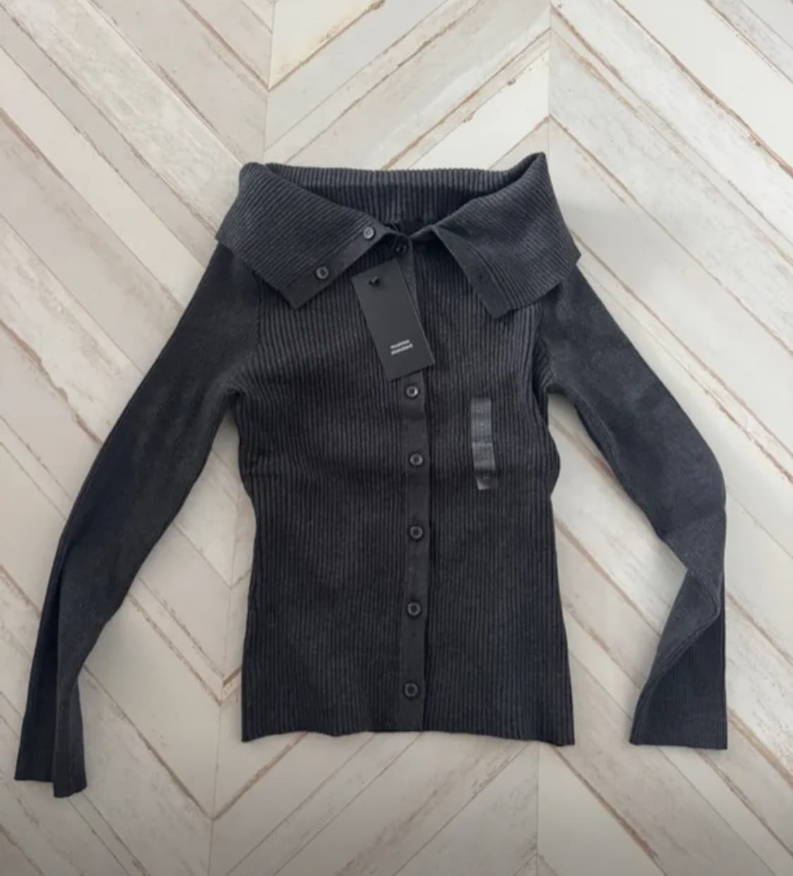 우먼즈 리브드 턴 다운 오프 숄더 가디건 [차콜 그레이] 무신사단독 상품이미지1