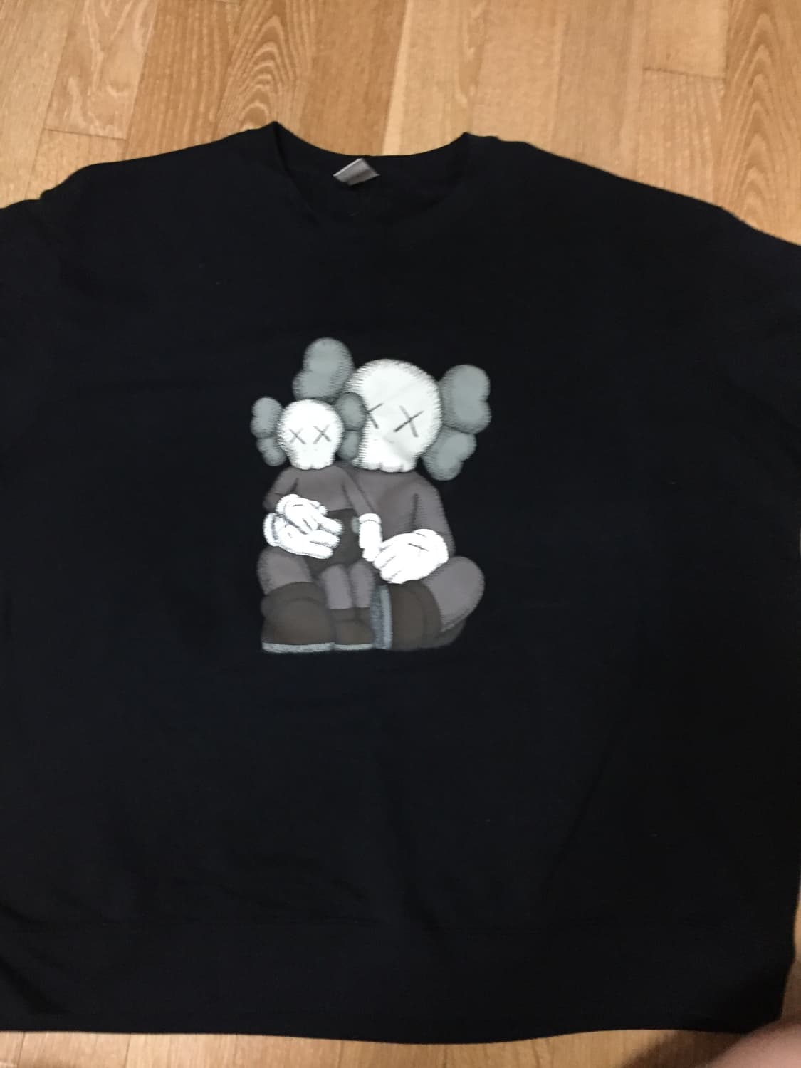 유니클로 UT x Kaws 콜라보 롱 슬리브 스웨트셔츠 상품이미지1