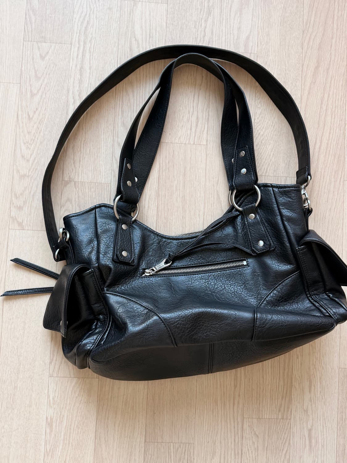 이우가마카라스 스터드 레더 숄더백 블랙 상품이미지2