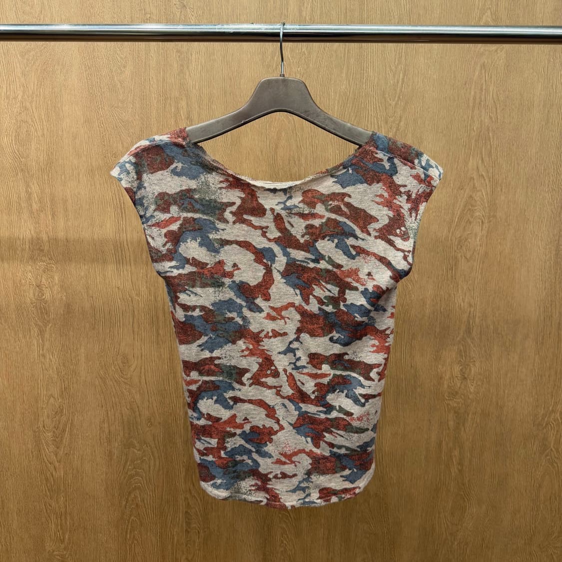 쟈딕 앤 볼테르 캐시미어 슬리브리스 니트 카모플라쥬 프린팅 디테일 베이지 상품이미지3