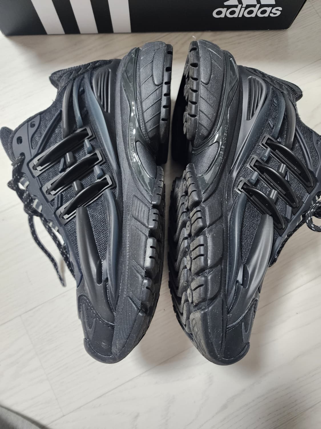 255)아디다스 퍼렐 윌리엄스 버지니아 아디스타 젤리피쉬 트리플 블랙 상품이미지3