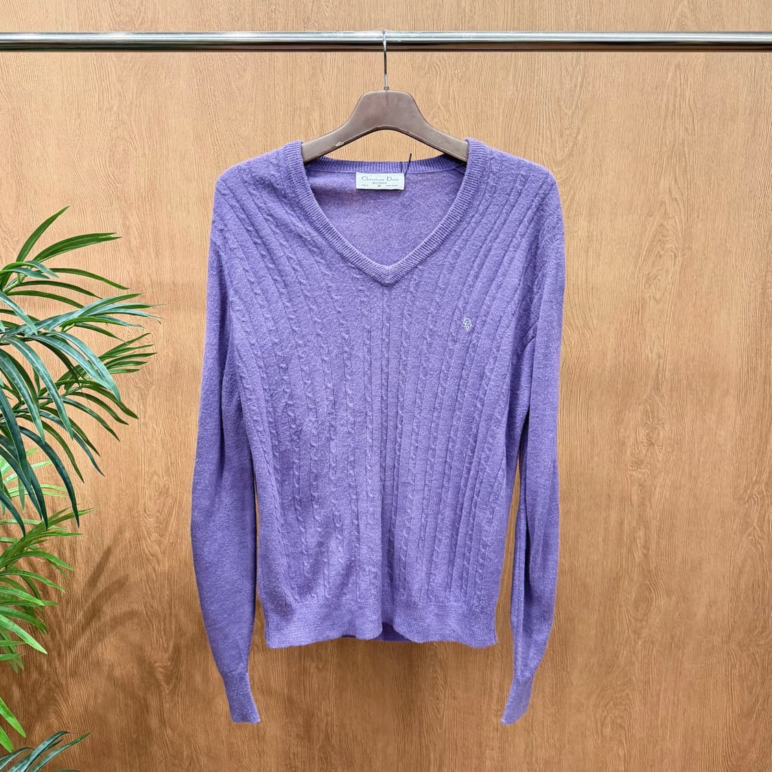 크리스찬 디올 브이넥 케이블 니트 로고 자수 디테일 레귤러핏 라이트 퍼 상품이미지1