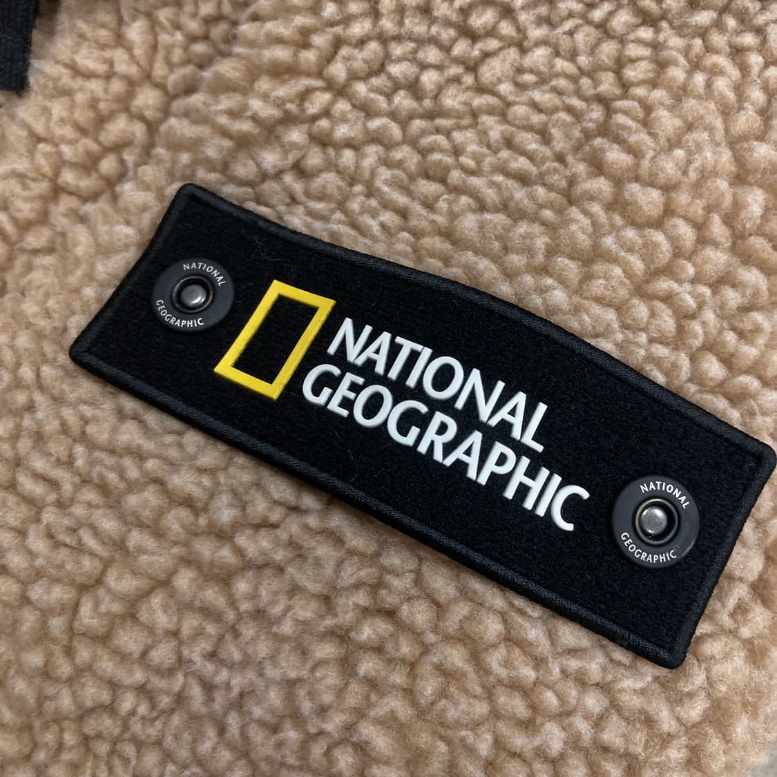 내셔널 지오그래픽 베이지 컬러 스몰 로고 와펜 쉐르파 자켓 상품이미지3