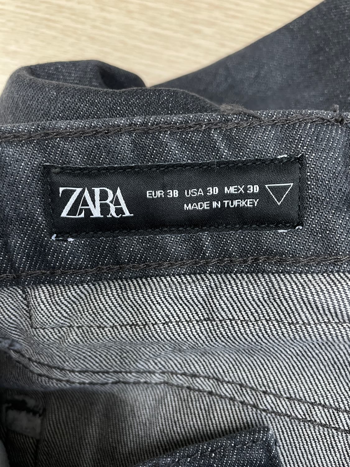 자라(ZARA) 스탠다드 핏 워싱 데님 팬츠 차콜 상품이미지8