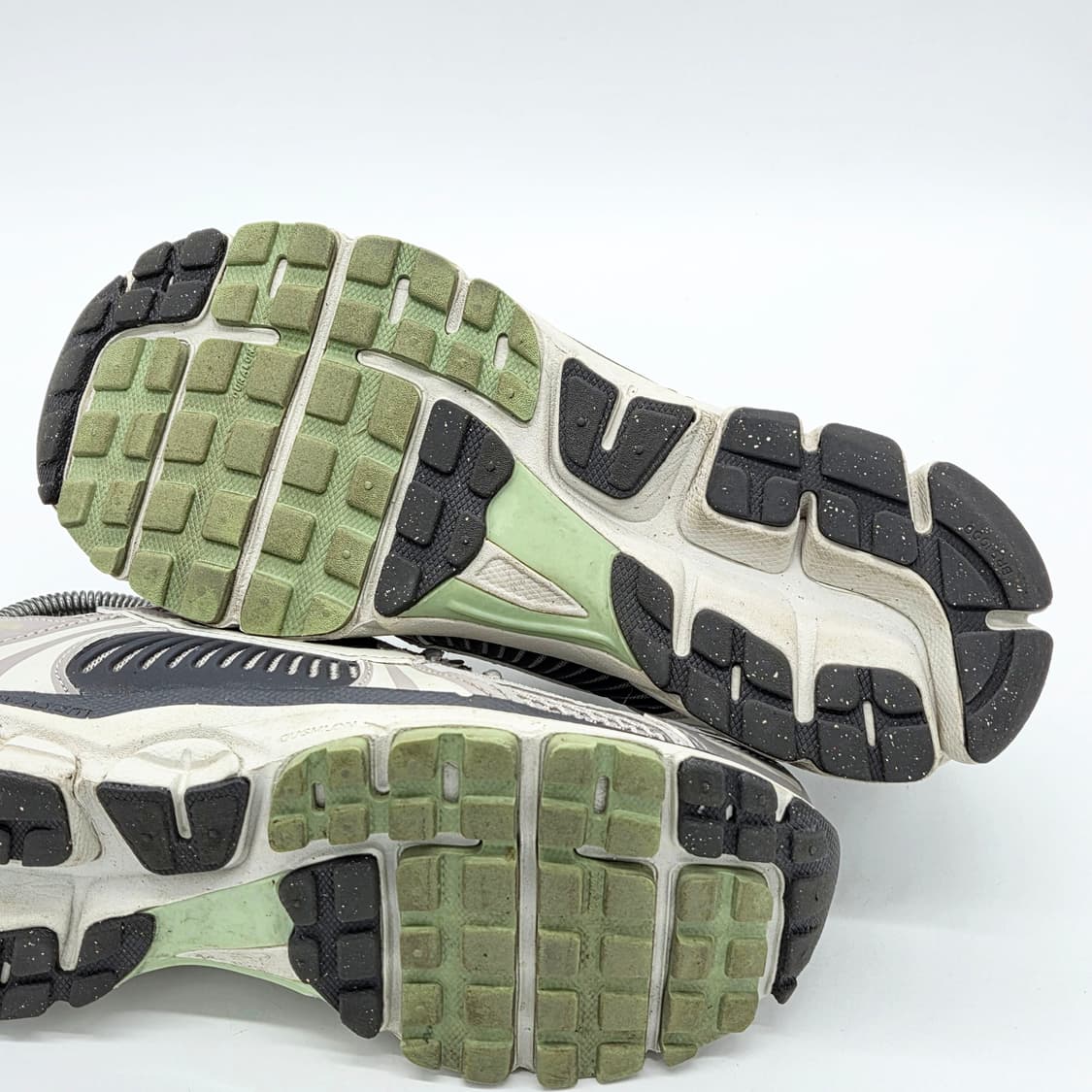 나이키 우먼스 줌 보메로5 코블스톤 앤 플랫 퓨터 (255)  상품이미지3