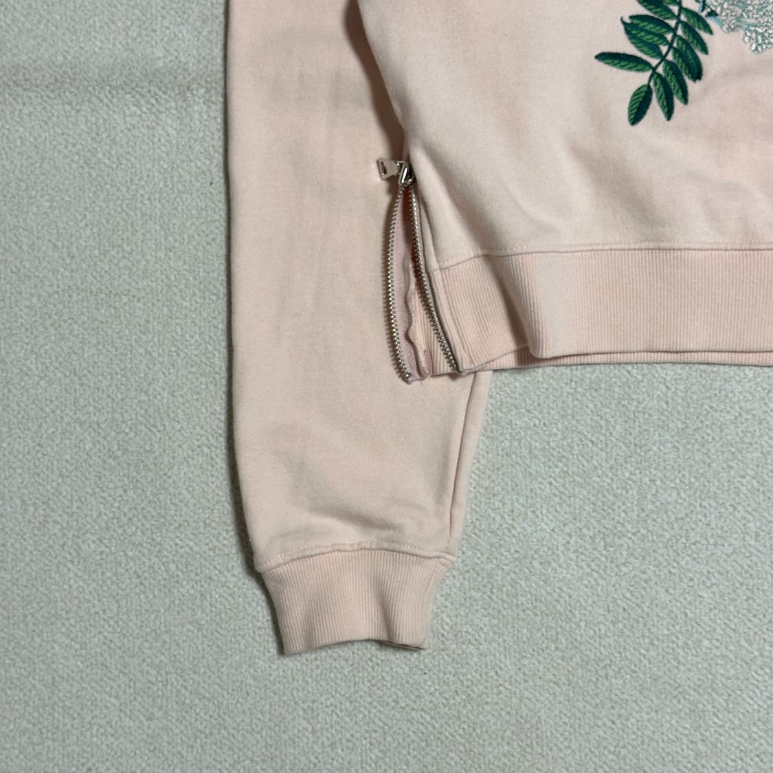 앤더슨벨 플라워 자수 크롭 스웨트셔츠 상품이미지4