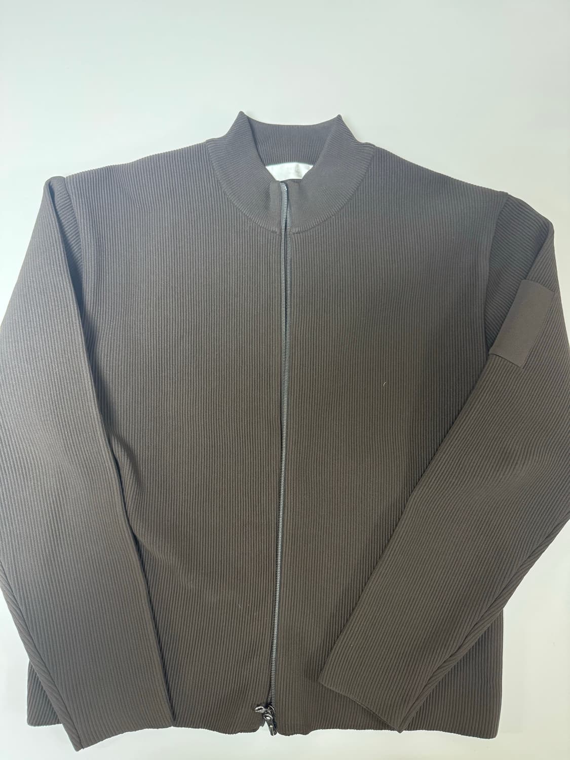 아모멘토 25ss 모크넥 집업 브라운 상품이미지1