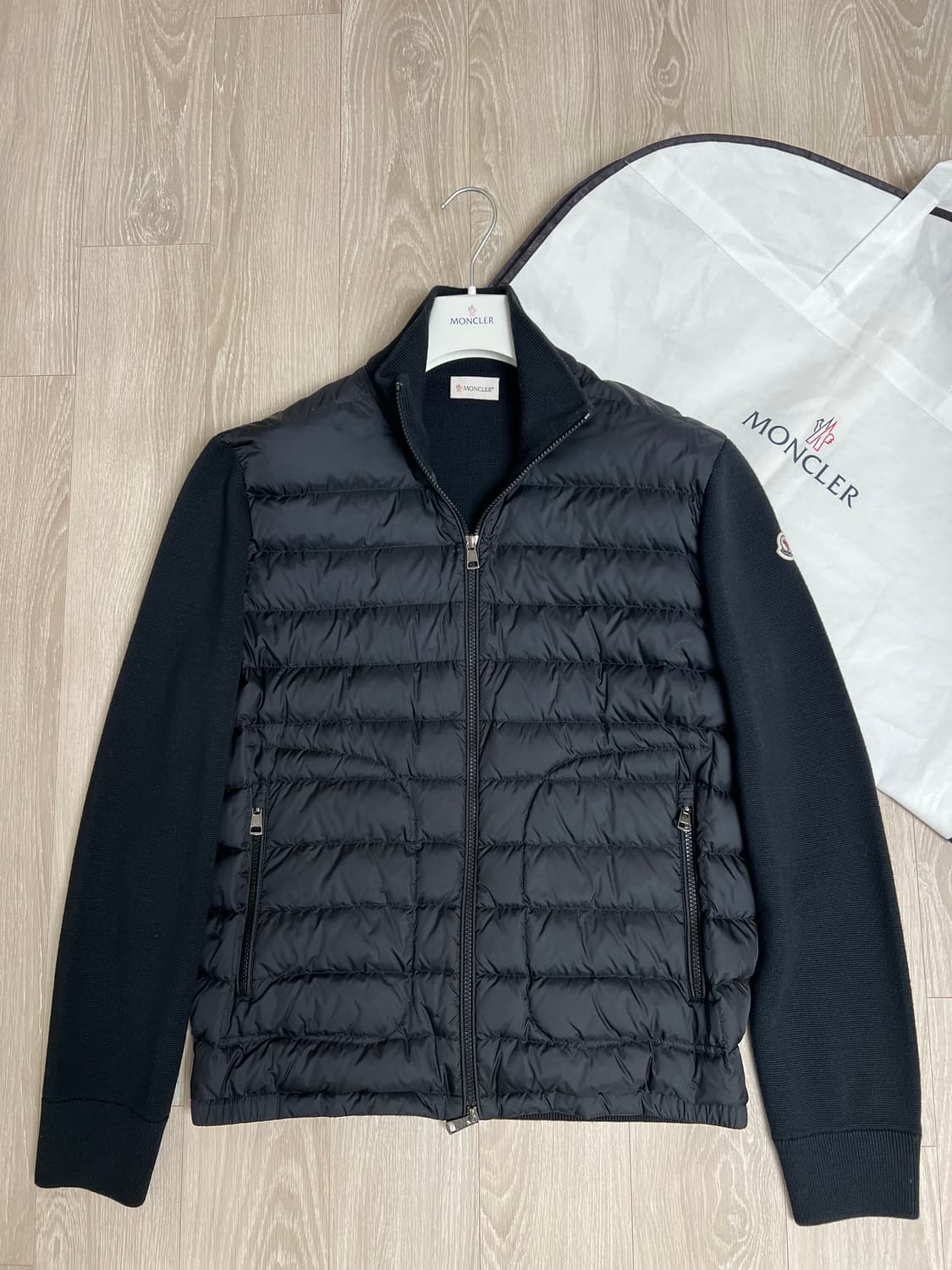 [블랙 L/새상품급] 24F/W 몽클레어 김현우 니트패딩 트리콧 풀구성 상품이미지1