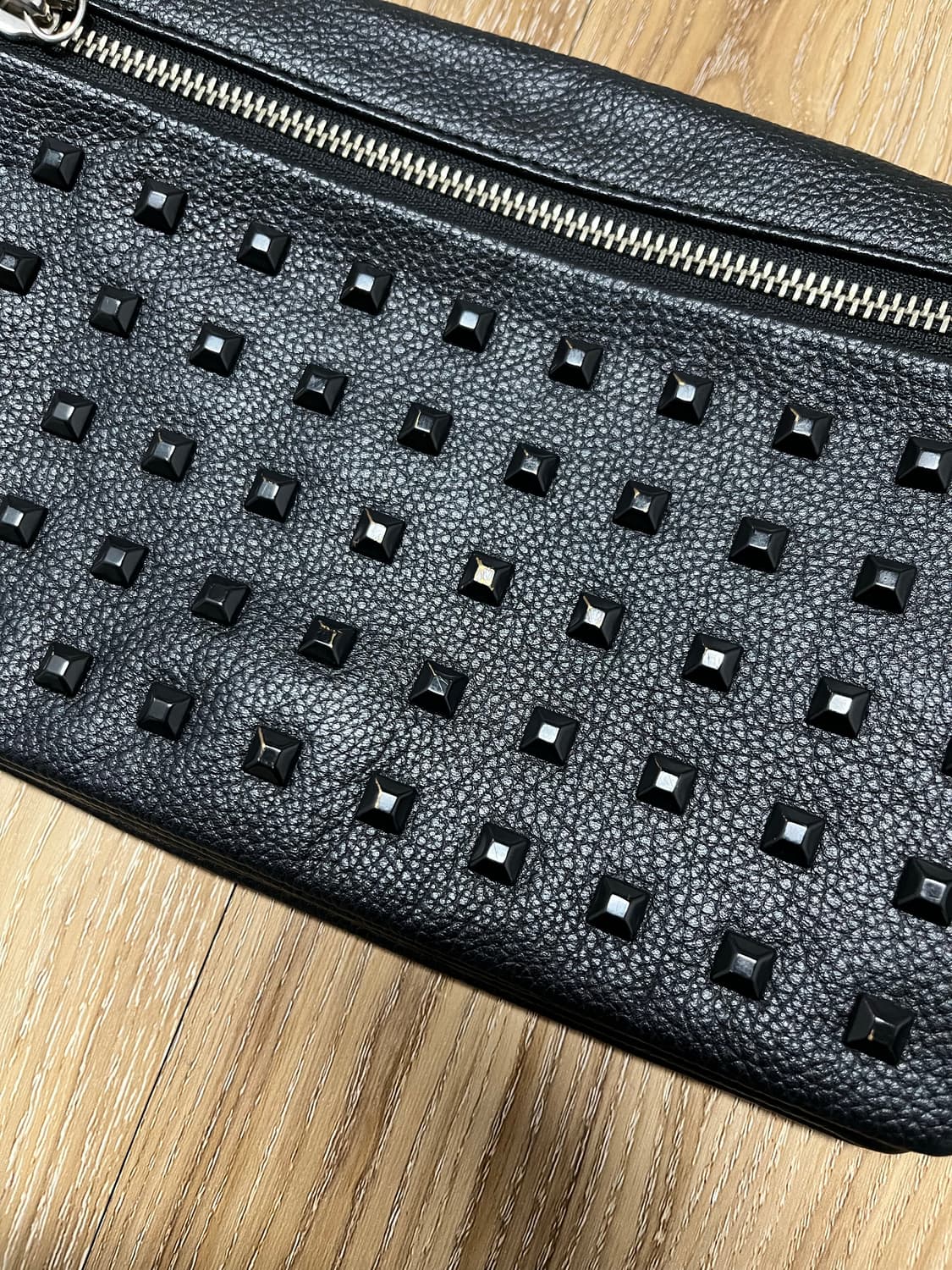 앤 클라인 스터드 소가죽 크로스백 상품이미지4