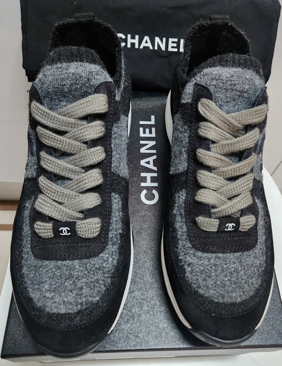 [정품 ) 샤넬 스니커즈 운동화 니트 스웨이드 다크그레이 43 한정판 상품이미지1