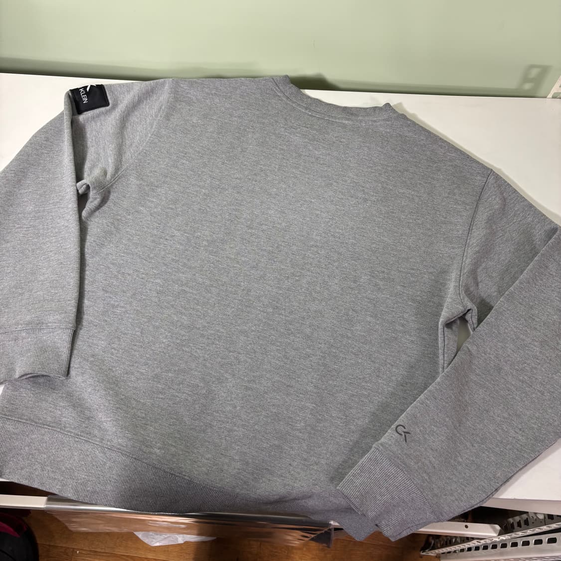 L 캘빈클라인 CK 그레이 스몰로고 맨투맨 상품이미지2