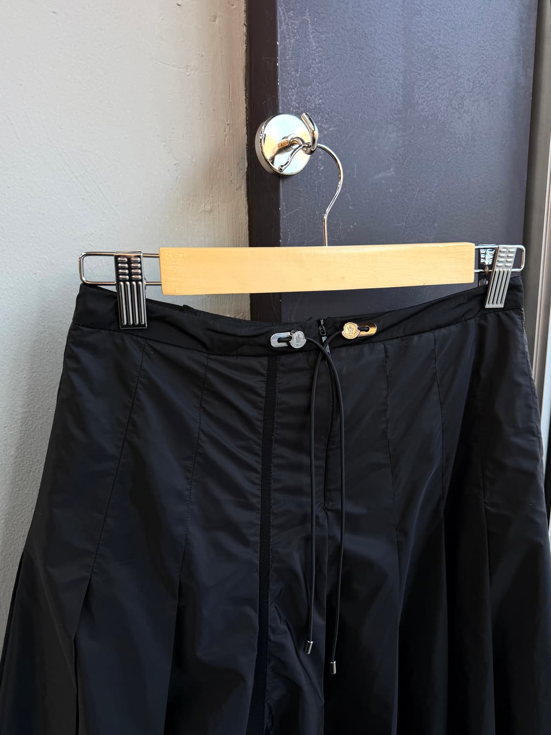 40/ 몽클레어 신형 플레어 미디 나일론 스커트 상품이미지5