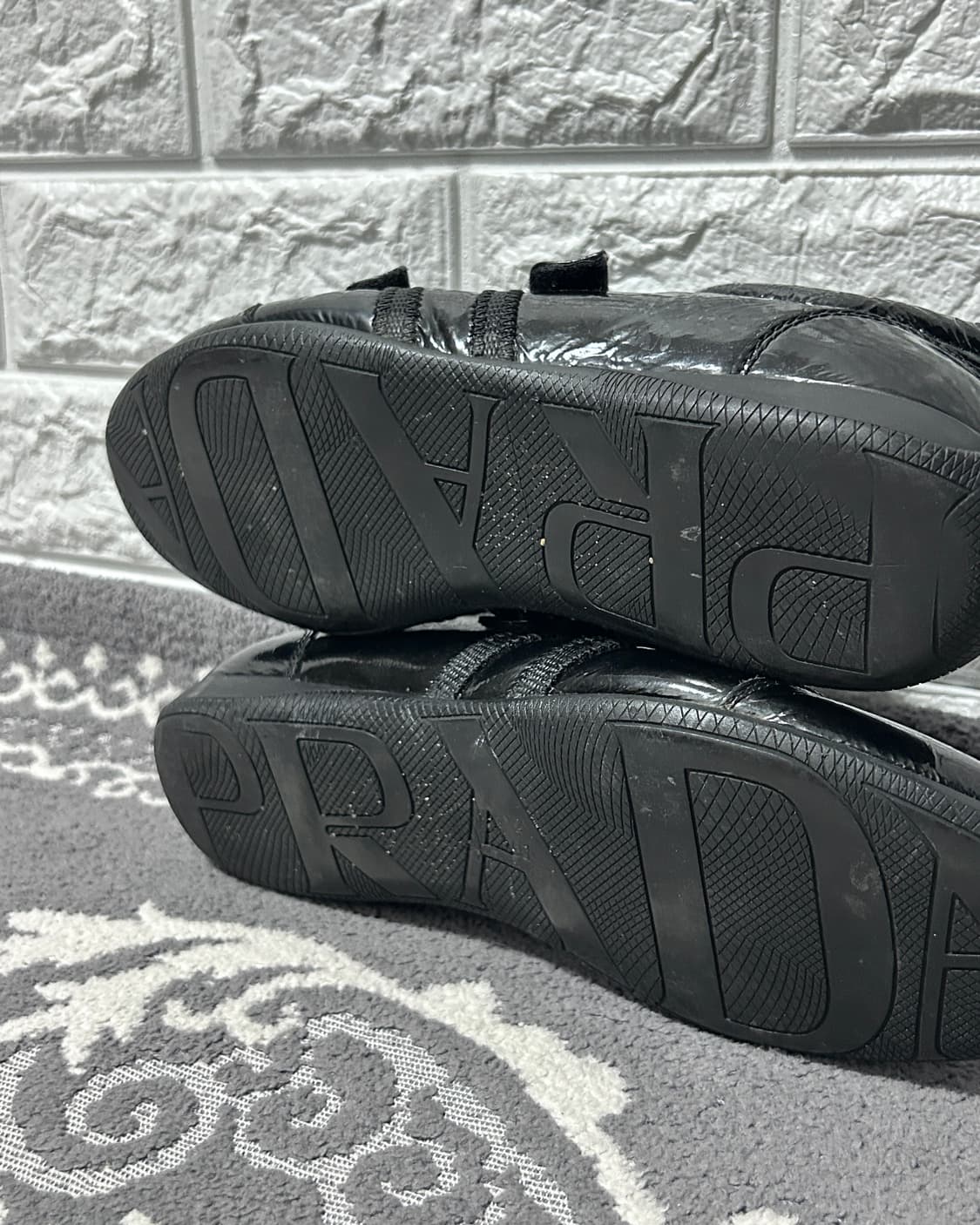 프라다 스포츠 더블 스트랩 글로시 스니커즈 상품이미지4