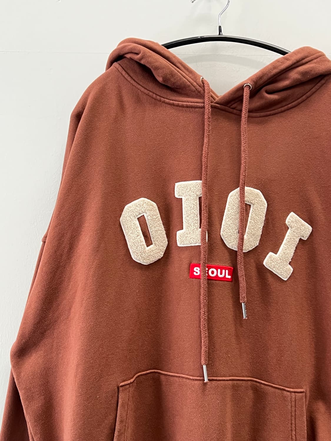 오아이오아이 오버핏 빅로고 후드 티 브라운 상품이미지3