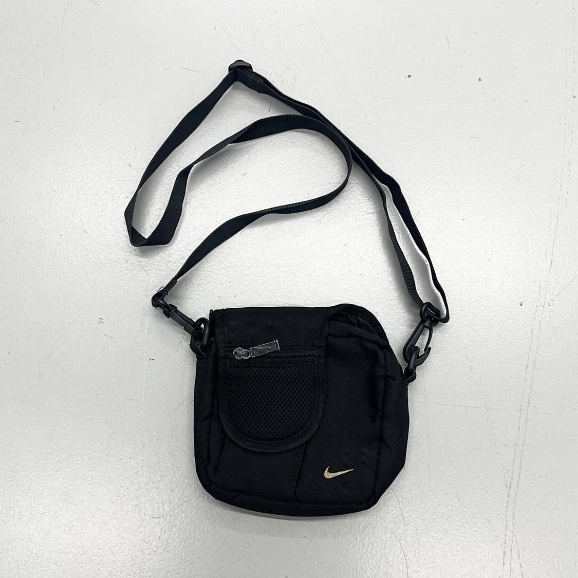 나이키 00s 스우시 테크니컬 탄창 미니 크로스백 상품이미지2