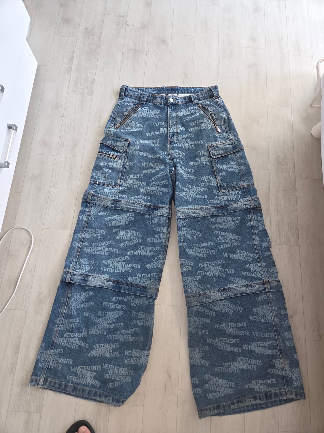 ​[VETEMENTS] All-Over Logo Multi-Pocket 상품이미지2