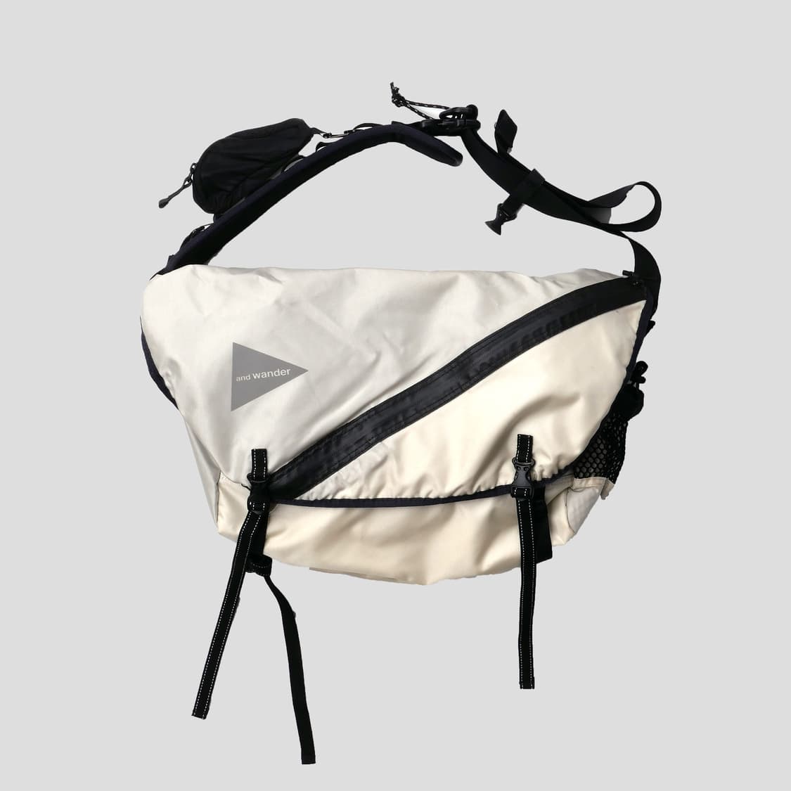 앤드원더 20L 메신저백 상품이미지1