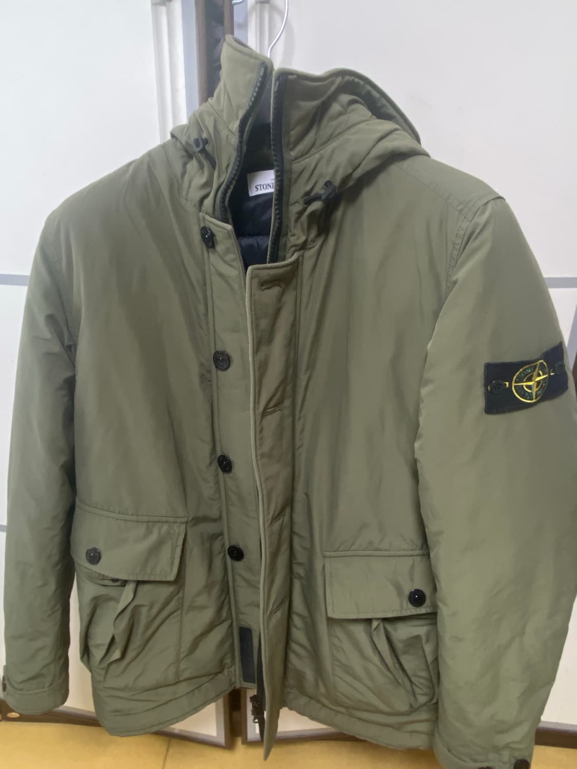 스톤아일랜드 마이크로랩스 와펜 패딩 (올리브 그린) 상품이미지2