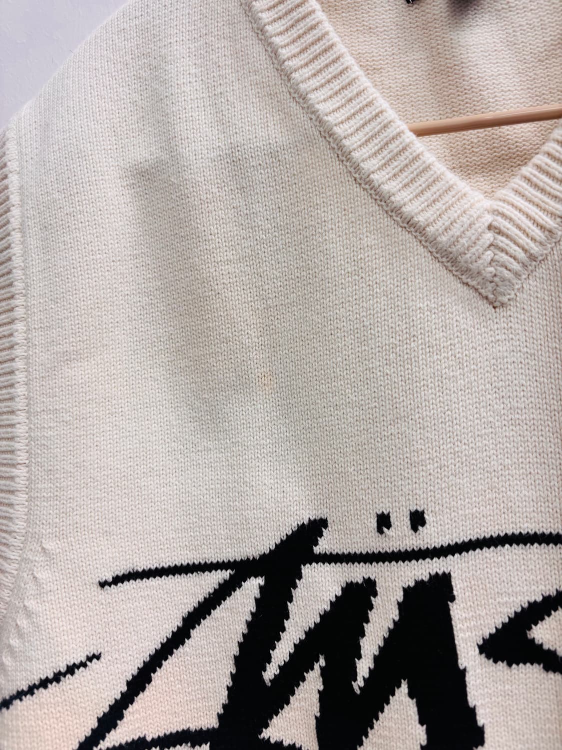 스투시(STUSSY) 빅 로고 V넥 니트 베스트 아이보리 상품이미지4