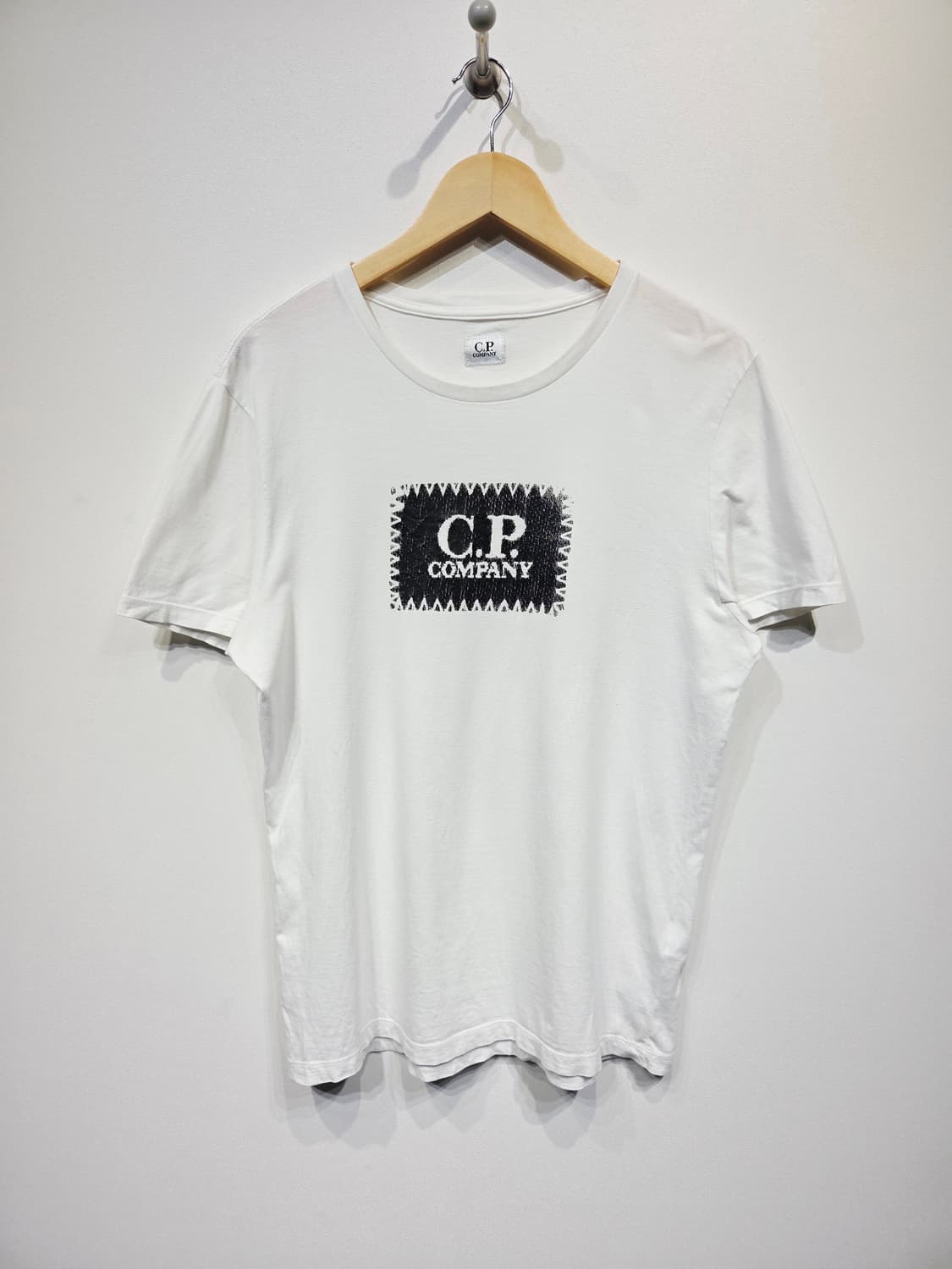 씨피컴퍼니(C.P. COMPANY) 스티치 로고 화이트 반팔 티셔츠 상품이미지2