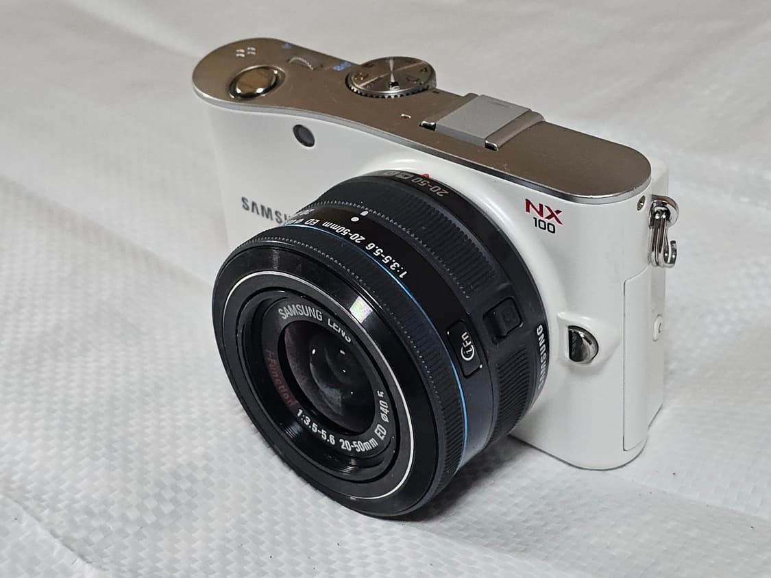 삼성 NX100 미러리스 카메라와 20-50mm 번들 렌즈 상품이미지3