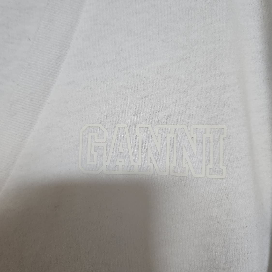 가니 브이넥 티셔츠 M 상품이미지3
