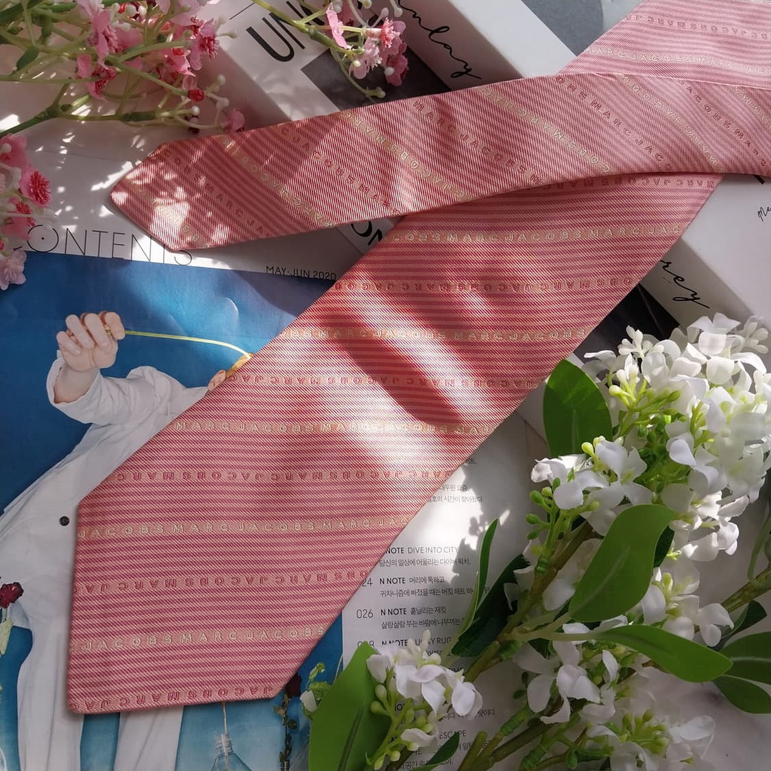 마크제이콥스 실크 스트라이프 로고 패턴 넥타이 9cm A+등급 K2302 상품이미지3