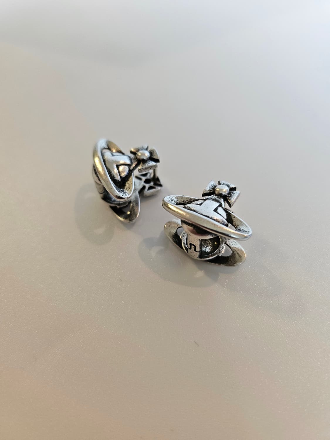 비비안웨스트우드 업사이클링 엔틱풍 양면 원터치 귀걸이 상품이미지2