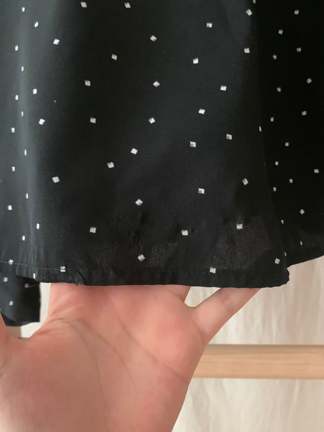 블랙 도트 핀턱 블라우스 상품이미지5