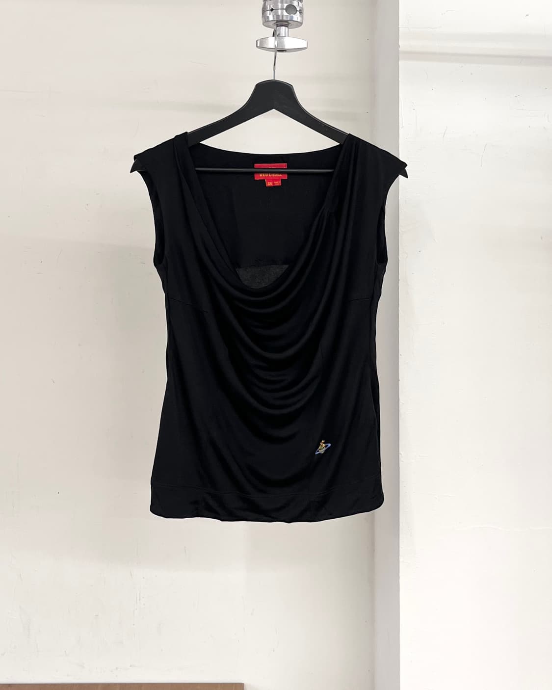 비비안 웨스트우드 레드라벨 블랙 드레이프 슬리브리스 상품이미지1