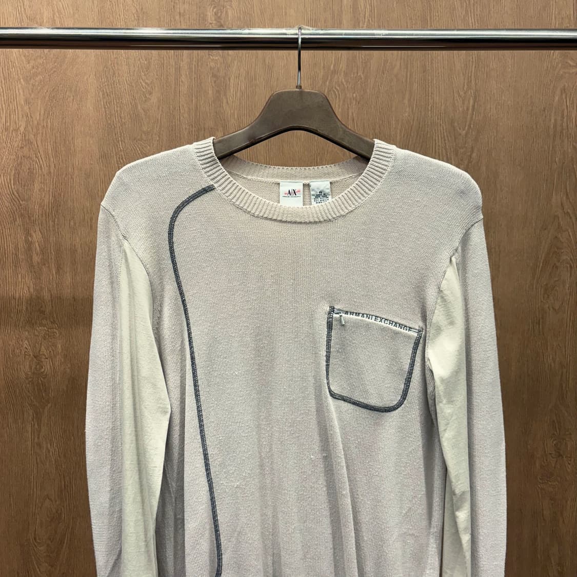 아르마니 익스체인지 라운드넥 긴팔 니트 넥라인 골지 마감 디테일 그레이 상품이미지4