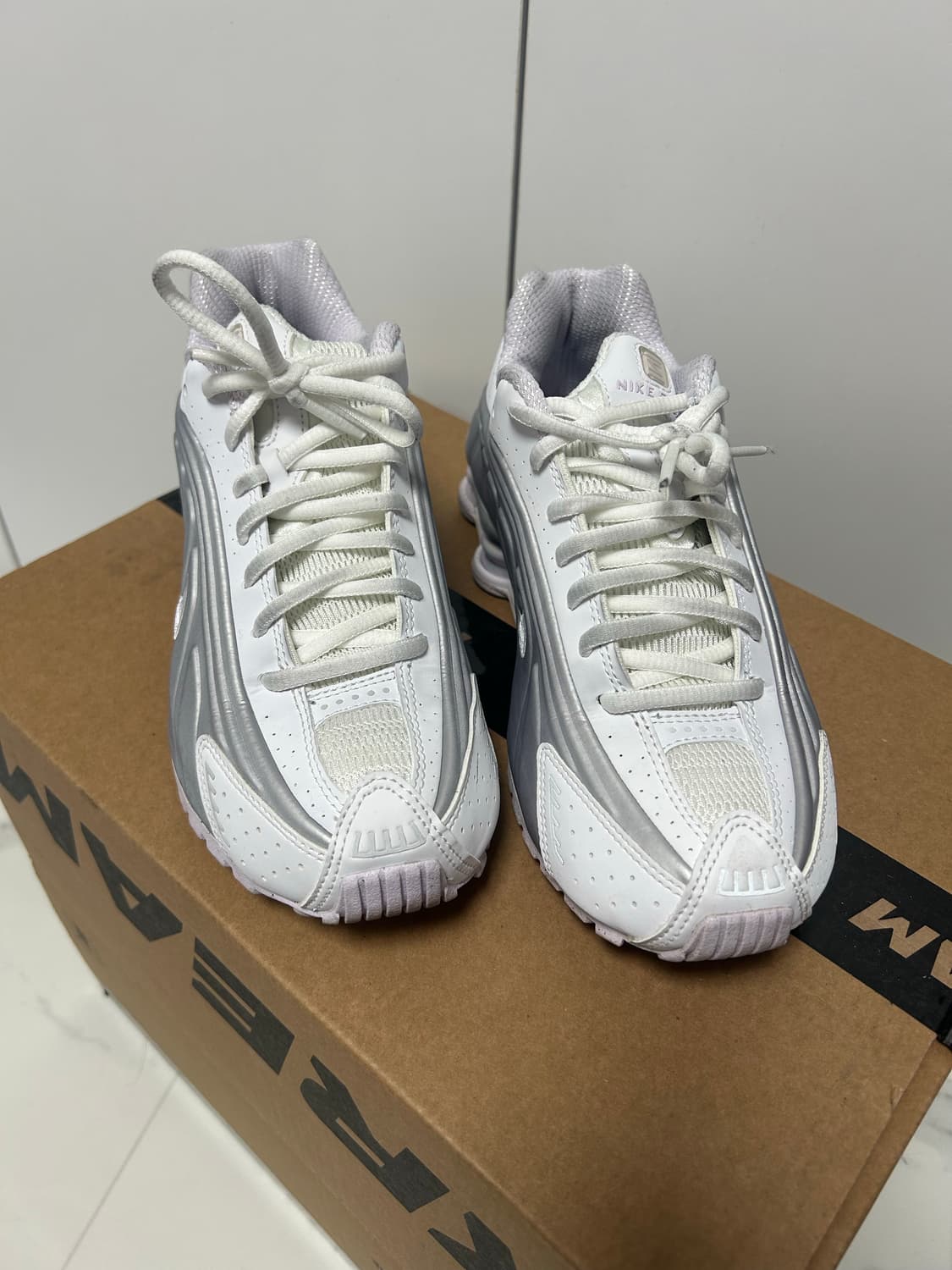 (W) 나이키 샥스 R4 화이트 앤 메탈릭 플래티넘 상품이미지3