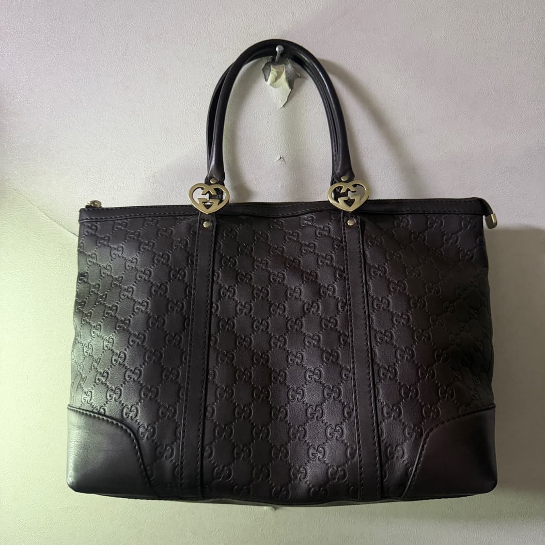 구찌 씨마 엠보 러블리 토트 다크브라운 상품이미지4