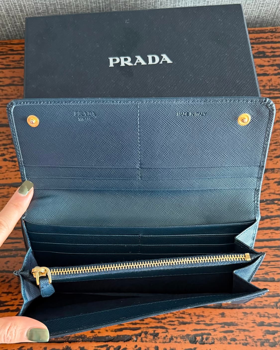 프라다 Prada 네이비 사피아노 레더 금장 레터링 로고 장지갑 박스포함 상품이미지3