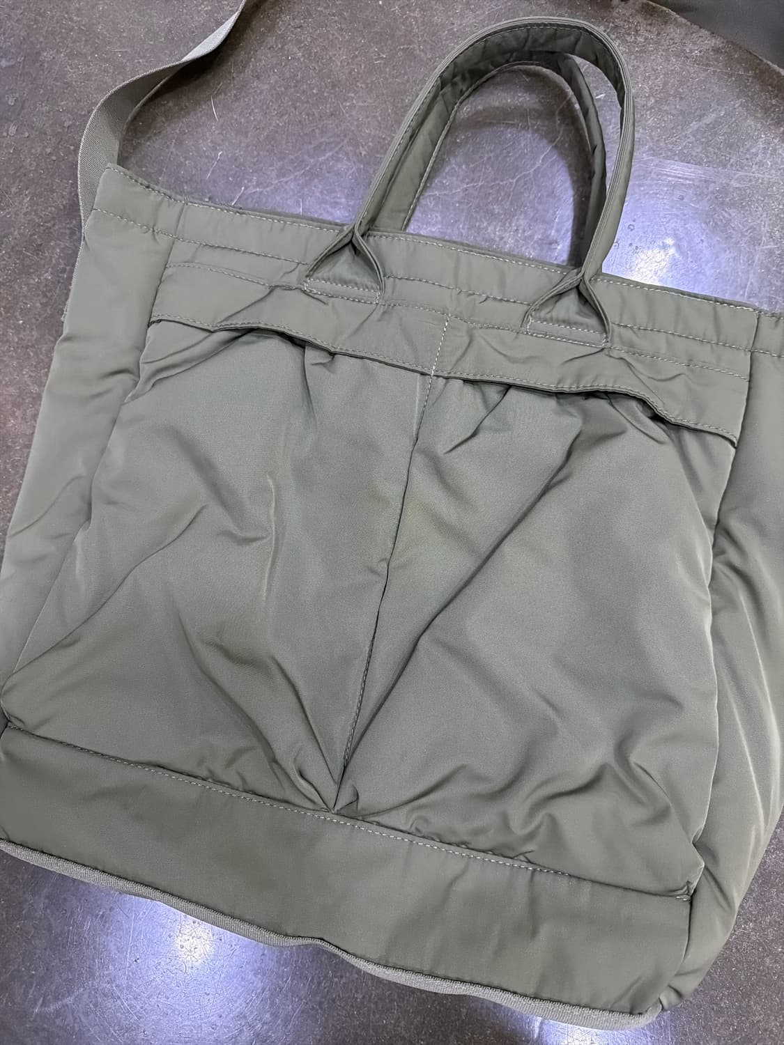 유니클로 C 2Way 유틸리티 숄더 토트백 올리브 상품이미지4