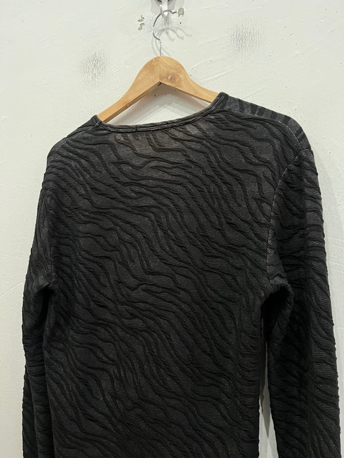 HIDEAWAYS 입체패턴 롱슬리브 상품이미지5