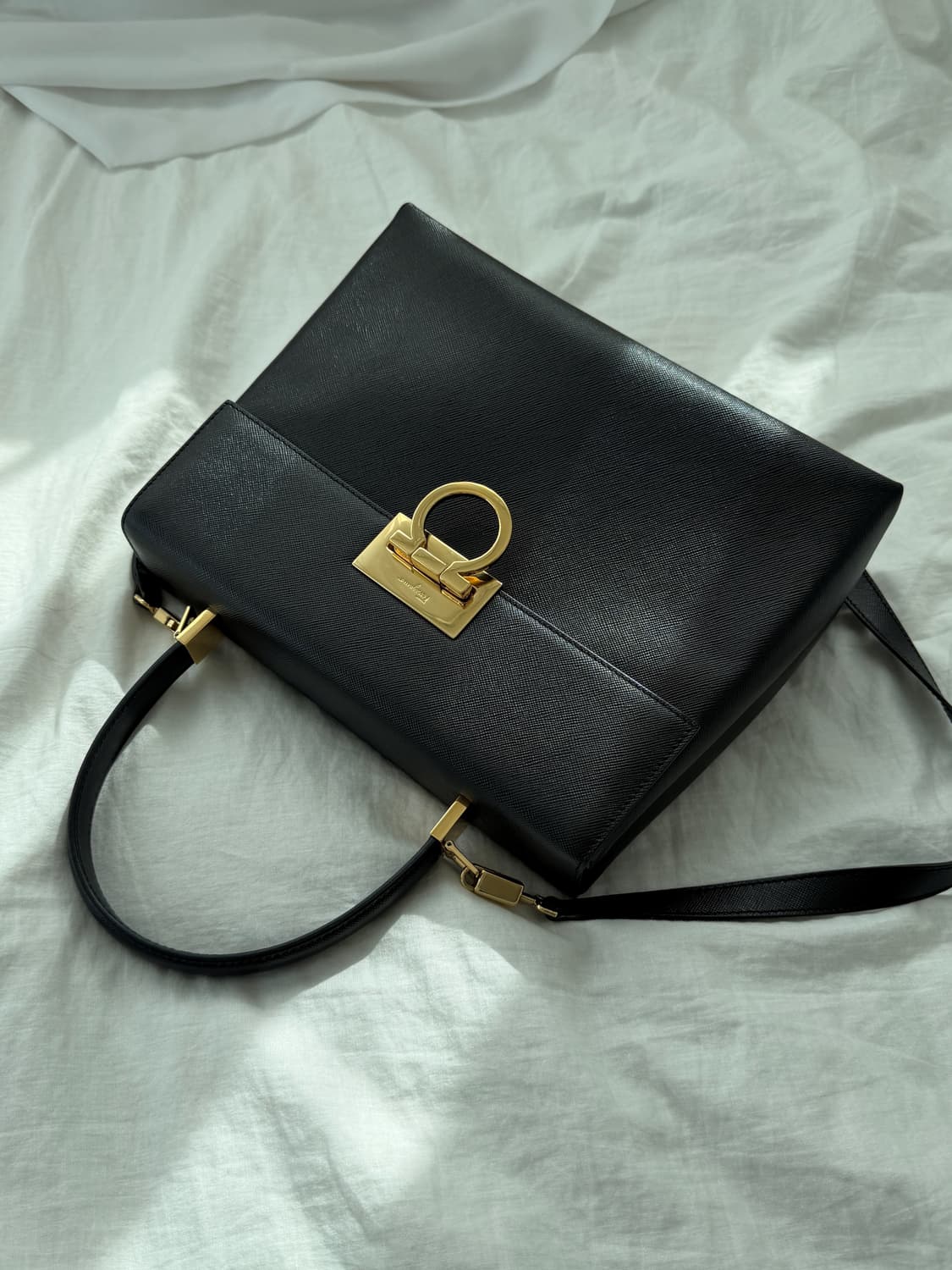 [Ferragamo] Gancini Top Handle Medium 상품이미지3